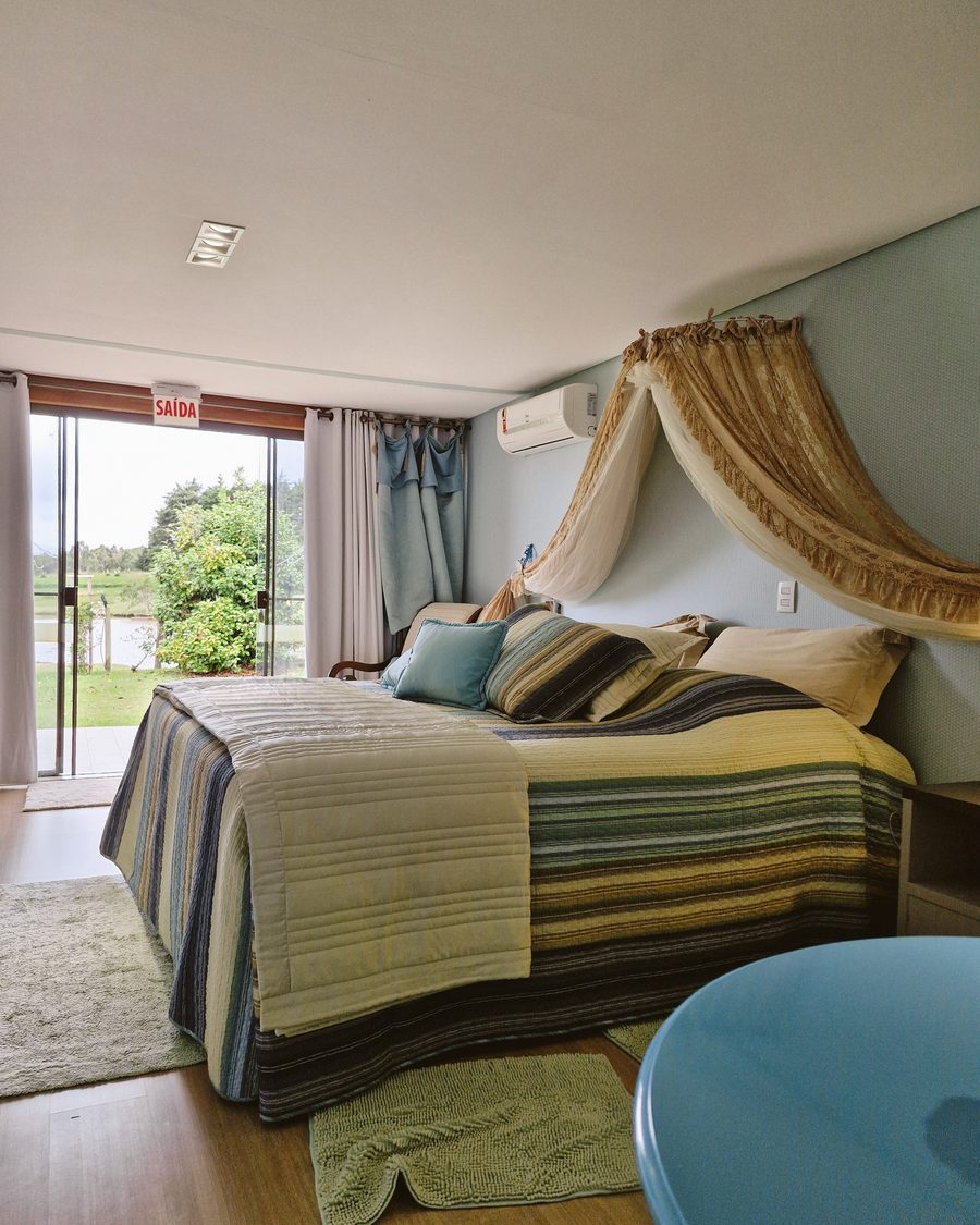 Suíte Superior Turquesa - cama com vista para o lago
