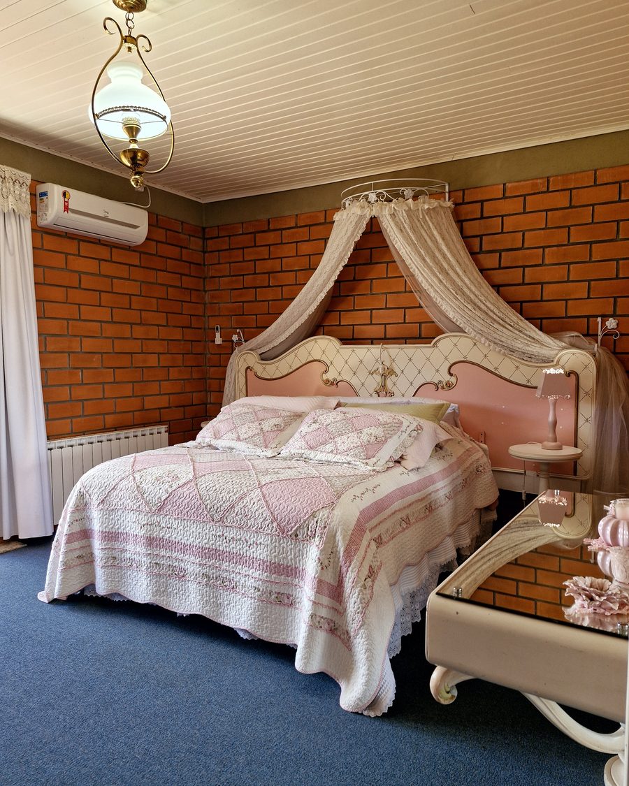 Suíte Rosa Luxo - outro ângulo da cama