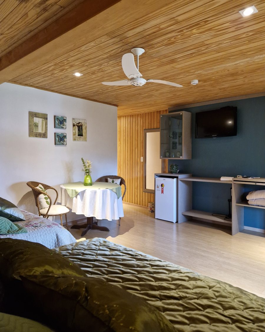 Suíte Verde - área de estar com TV e frigobar